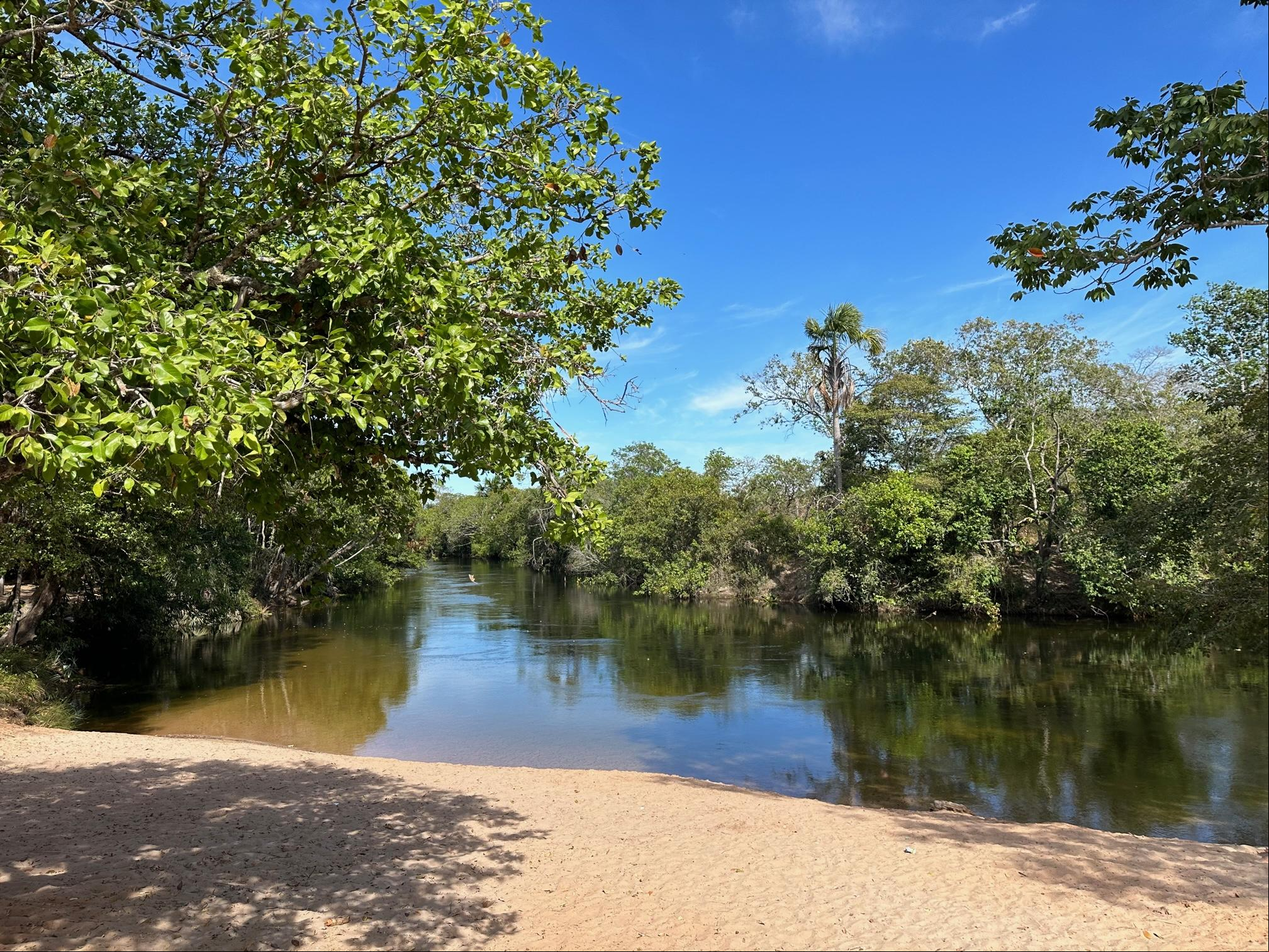 A tranquila praia do Alecrim, no rio Soninho, em São Félix do Tocantins